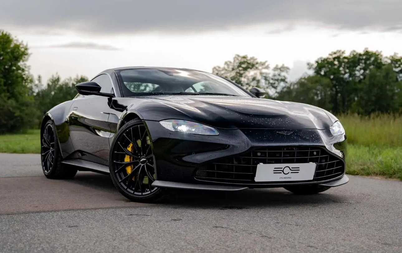 Aston Martin Vantage Jet Black — zdjęcie 1