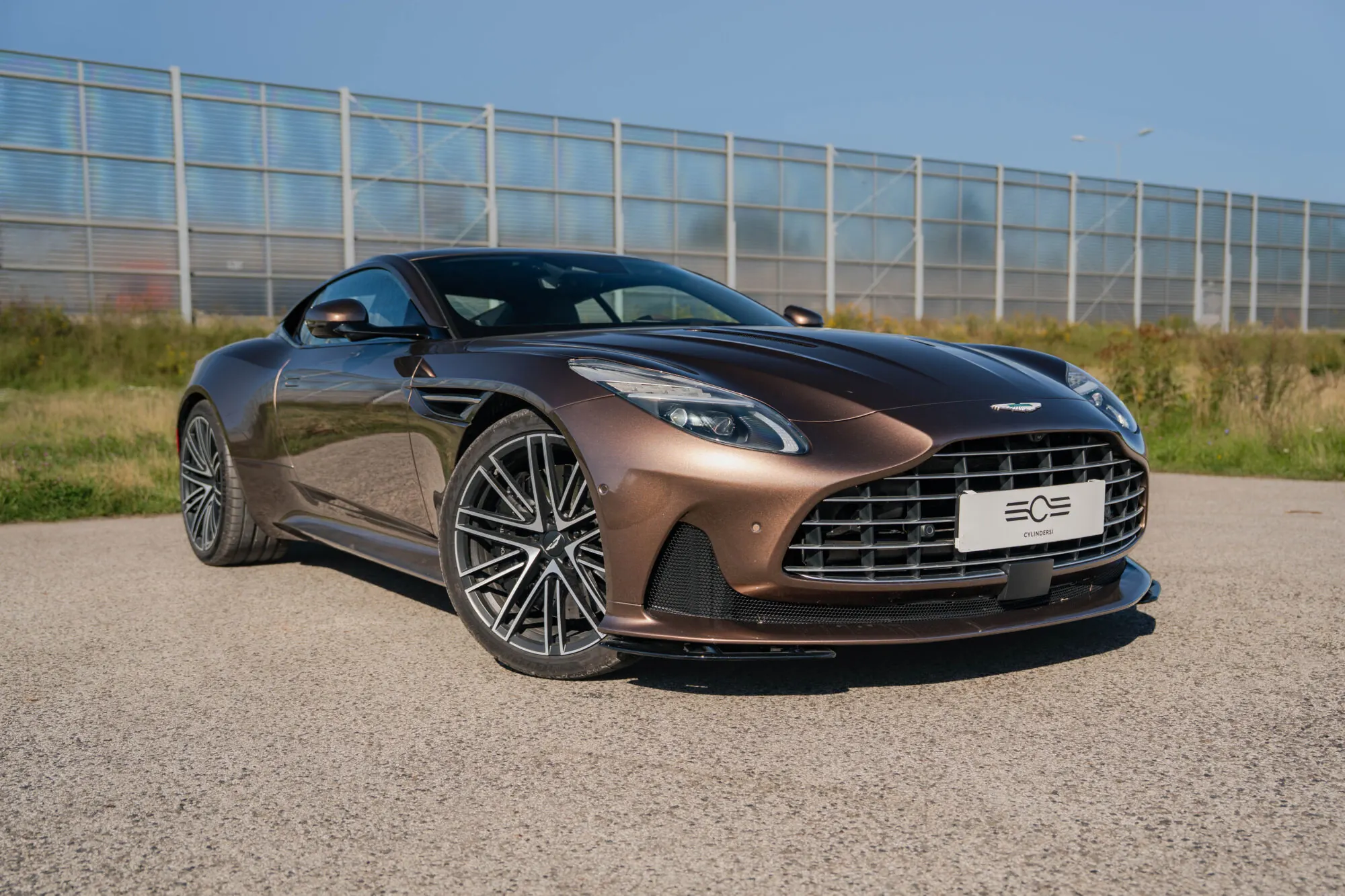 Aston Martin DB12 — zdjęcie 3