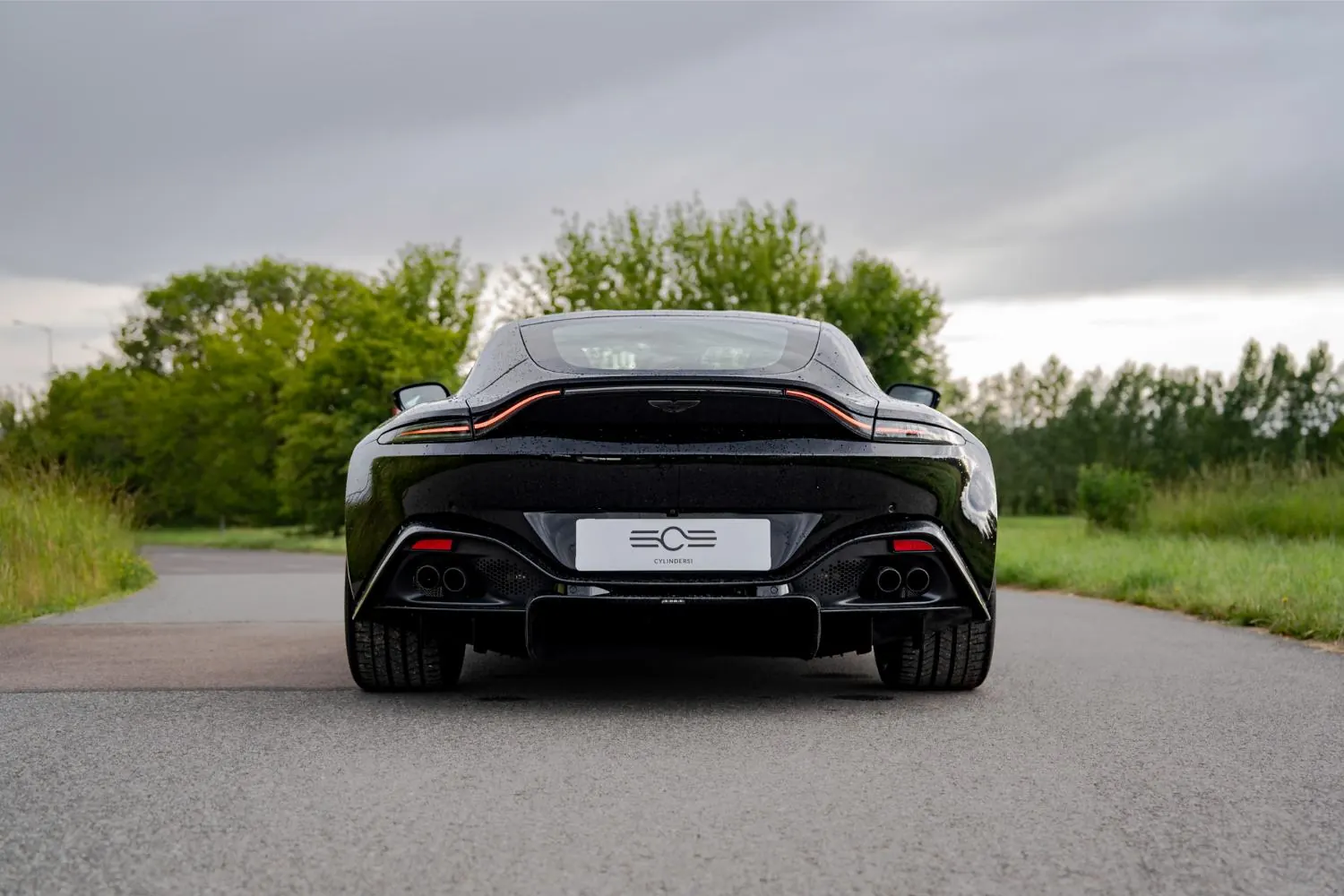 Aston Martin Vantage Jet Black — zdjęcie 4