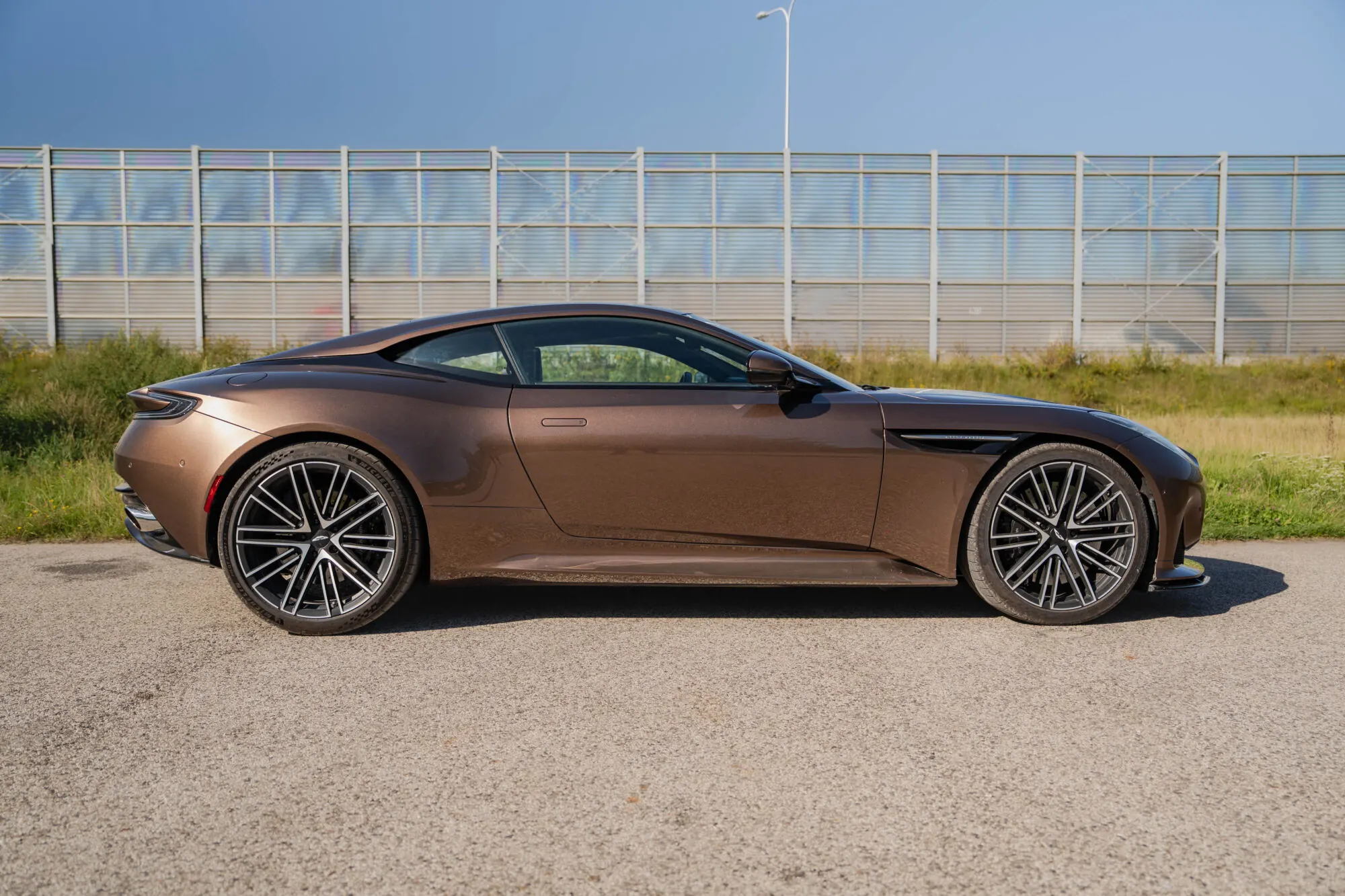 Aston Martin DB12 — zdjęcie 4